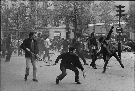 法国，巴黎，圣日耳曼大道。 巴黎1968年五月风暴，学生向警察投掷 布鲁诺·巴贝