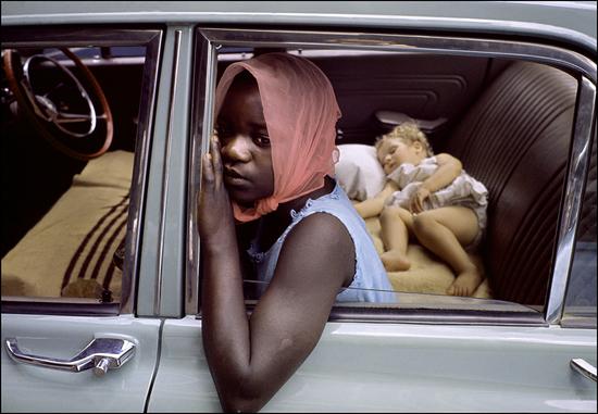 非洲，南非。 一个黑人小女孩在为白人家庭照顾婴儿，她自己比孩子还大不了多少  伊恩·贝瑞