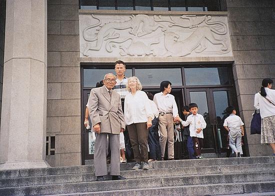 王临乙、王合内夫妇于天文馆前合影 彩色照片 选自王临乙王合内遗留影集 中央美术学院美术馆藏