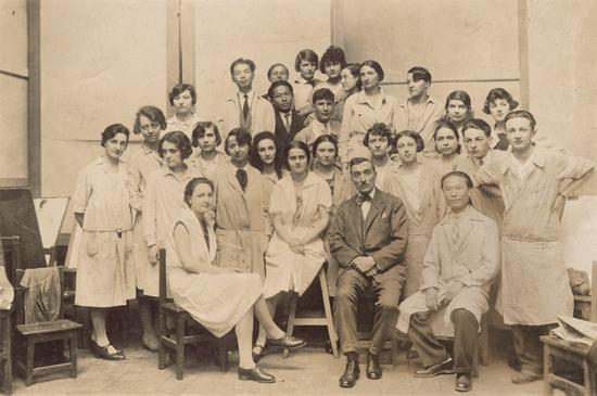 　　1929年里昂国立美术学校绘画课师生合影，前排着西服者为素描教授Régis Deygas（1876-1943），后排着深色西服者为王临乙，王临乙左侧高个是吕斯百。 黑白照片 1929年 选自王临乙王合内遗留影集 中央美术学院美术馆藏