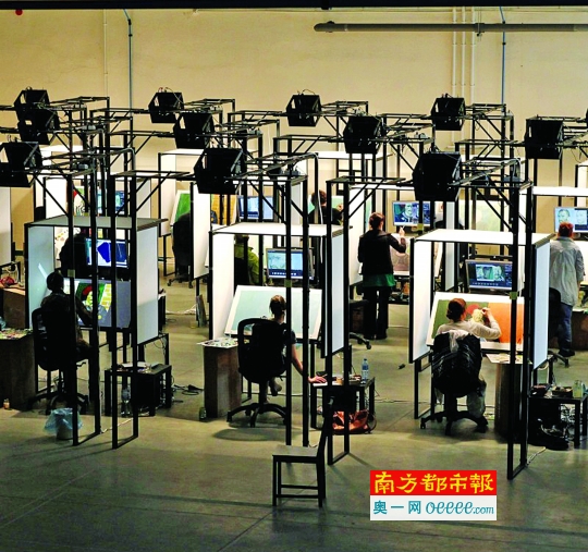 创作时,每位艺术家面前,除了一块画布,还有一台屏幕,能让艺术家捕捉到每一帧画面。