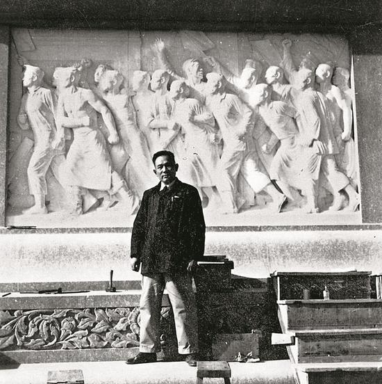 王临乙与《五卅运动》浮雕合影 黑白照片 20世纪50年代 中央美术学院美术馆藏