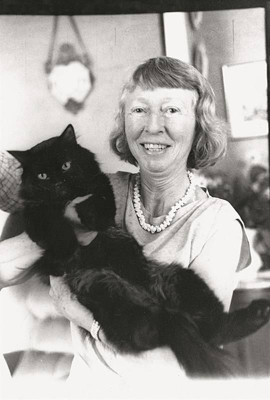 王合内与猫 黑白照片 1980年代 选自王临乙王合内遗留影集 中央美术学院美术馆藏