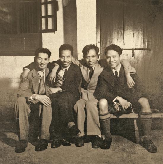 　　吕斯白、刘艺斯、王临乙、吴作人（从左至右）等徐悲鸿从中央大学栽培起来的嫡系弟子留学回国后相逢合影，推测为1938年初在重庆。他们四人在1928年曾经有一张合照存世。 黑白照片 1938年 选自王临乙王合内遗留影集 中央美术学院美术馆藏