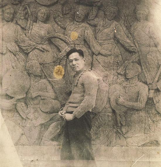 　　王临乙与民族大团结合影 黑白照片 20世纪50年代 选自王临乙王合内遗留影集 中央美术学院美术馆藏