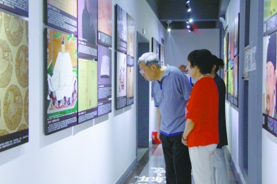 中国围棋协会副主席林建超在洛阳围棋博物馆仔细观展