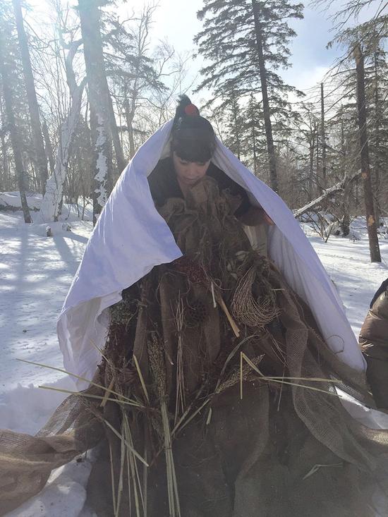 艺术家孔宁穿着“婚纱”在雪地中前行（图片：郭柏林）