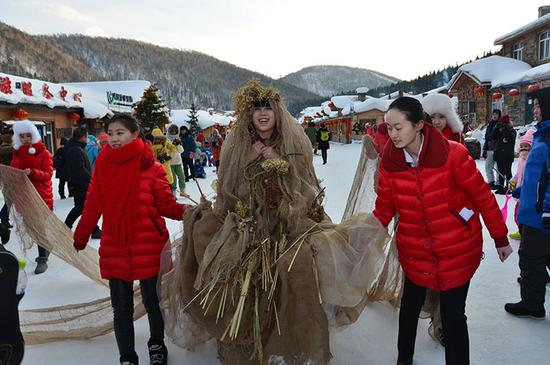 艺术家孔宁在工作人员的协助下准备前往雪地“洗澡”（图片：郭柏林）