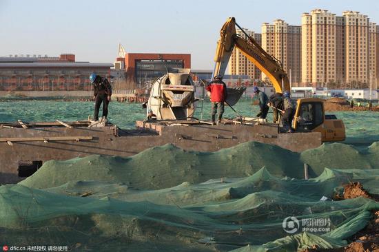 北京行政副中心工地胡各庄村委会南边的空地里发现汉代墓葬群,工作人员正在现场勘测发掘。