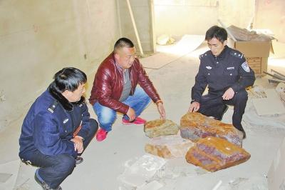 被当成压菜石的四块玉原石
