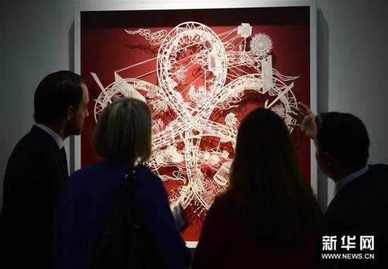 3月22日，业界人士在观看艺术作品。