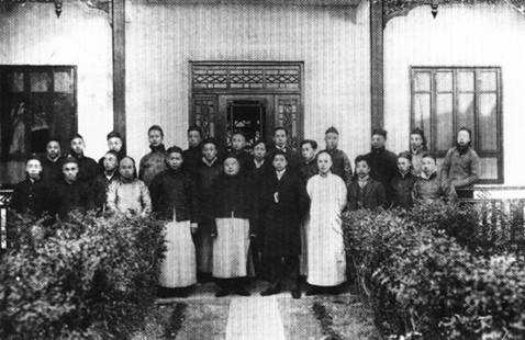 1910年1月10日，鲁迅和浙江两级师范教员，摄于杭州湖州会馆（前排右三为鲁迅）