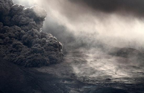 总冠军《汹涌的锡纳朋火山灰》,摄影师:Albert Ivan Damanik。(网页截图)