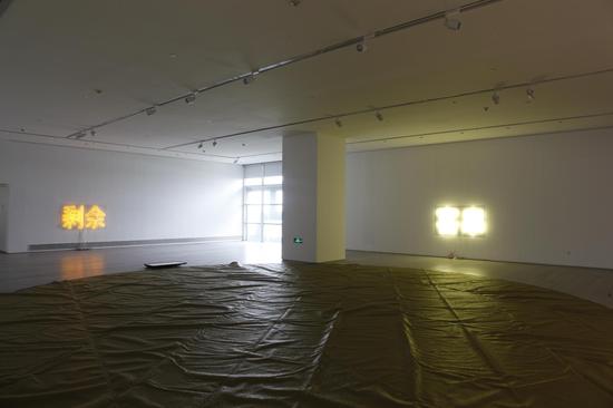埃德加·施米茨的《剩余 客串 布景：杺兰老岛之二》展览现场之二