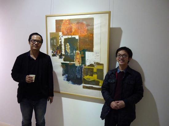 学术主持王春辰（左一）与参展艺术家