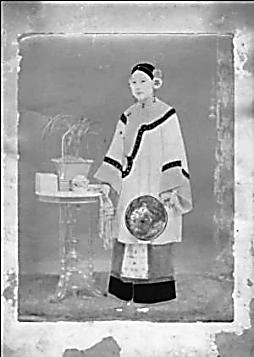1880年,人们在照相馆里拍摄的照片