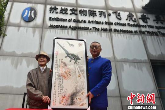 94岁指画家刘多俊向建川博物馆捐赠画作。　张浪　摄