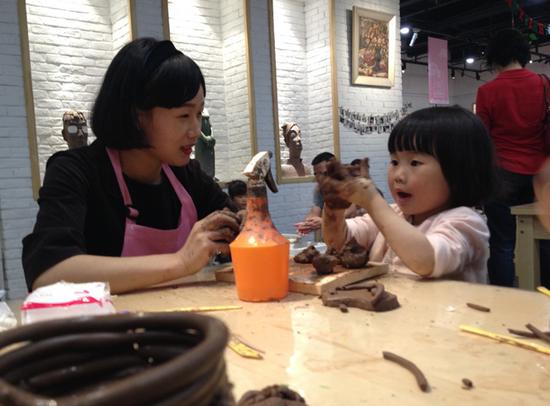 北京陶瓷艺术馆内的亲子制陶体验