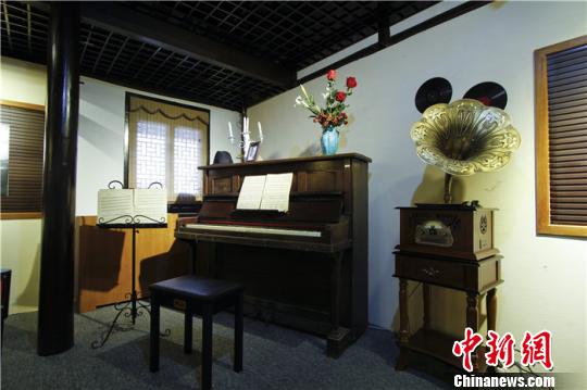 复原后的内史第,重建了前两进宅院和沿街房,恢复了沈树镛时代的框架。其中不但复建了宋氏家族做礼拜的“福音堂”、胡适母子居住的厢房,还集中展示了黄炎培出生的房间、中国交响乐之父黄自曾用过的钢琴等珍贵史料,主体加配套设施面积增至3000多平方米。 官方