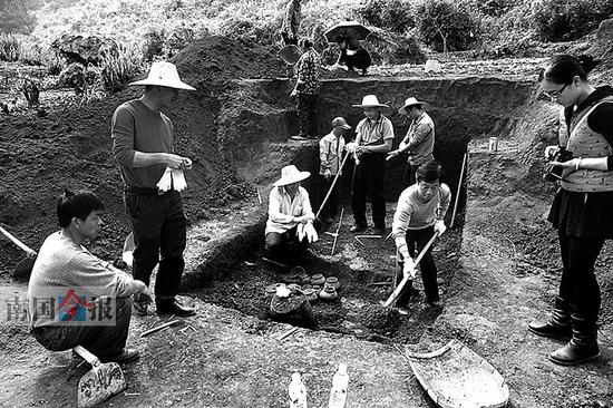 文保工作人员对东汉墓进行抢救性发掘。