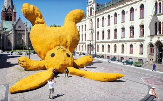 瑞典奥雷布洛中心高达12米的大黄兔雕塑成为开放广场上当仁不让的焦点