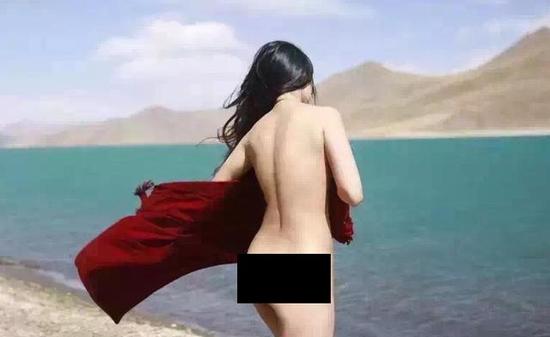在这组摄于西藏圣湖边的照片中，年轻女子衣着暴露，甚至背部全裸