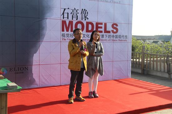 韩国艺术家张伯淳在展览开幕式上发言