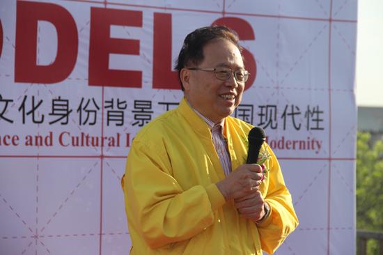 台湾示范大学教授罗青在展览开幕式发言