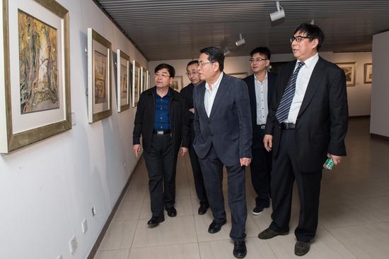 中国艺术研究院中国油画院院长、著名艺术家杨飞云现场观展