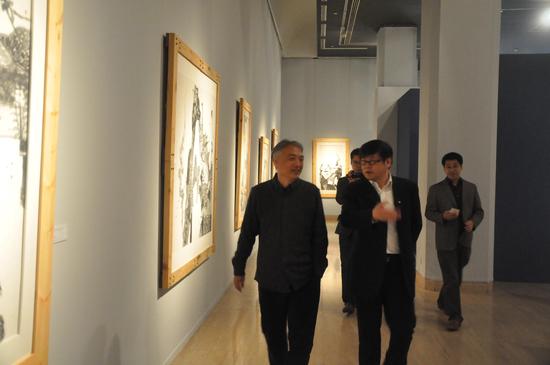 化建国陪同中国美协秘书长徐里参观展览