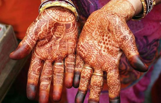 用指甲花染剂染过的手，印度摄影：Petra Warner，美国国家地理“我来掌镜”栏目