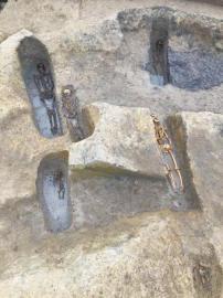 高山古城遗址发掘出的史前墓地，人骨保存完好。