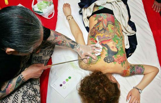 纹身艺术家，日本摄影：Kazuhiro Nogi AFP 盖蒂图片社
