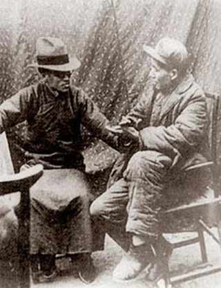 1938 年1 月,在延安,屋外严寒逼人,屋内温暖如春,毛泽东与梁漱溟彻夜长谈……