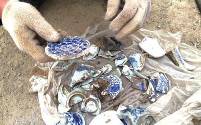 挖掘出来的碎瓷片。京华时报记者潘之望摄