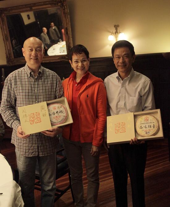 关栋天、周玖贤伉俪与杨尚燃合影