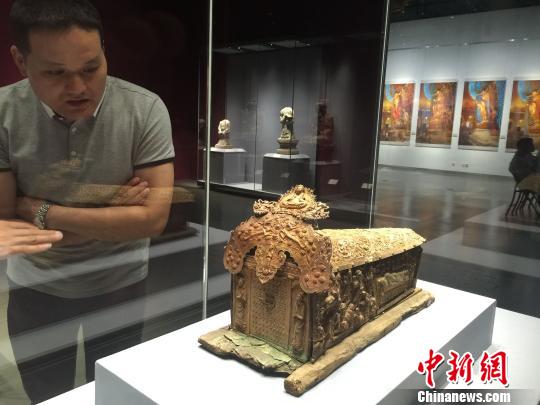 图为释迦牟尼佛涅槃图鎏金银棺。 曾洁 摄