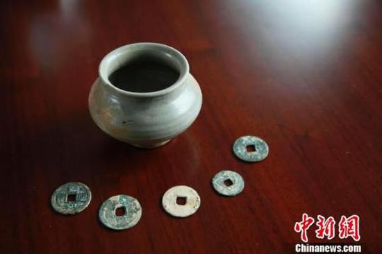 图为安置地发现的宋代青瓷钵和古钱币。郑镇摄