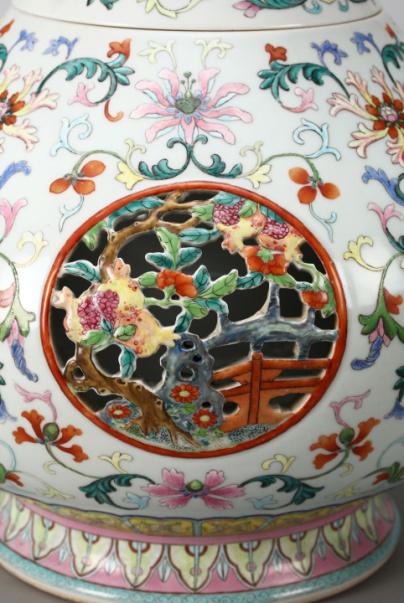 清乾隆 洋彩开光镂空“四时富贵”图象耳转心瓶（细节图）