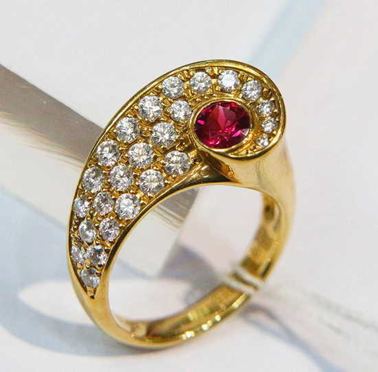 现代红宝石镶18K金戒指配钻石 总重7克 红宝石0.43ct 钻石0.59ct 指圈1.6cm