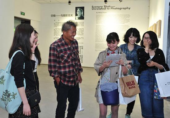 艺术家王庆松（左二）与观众交流