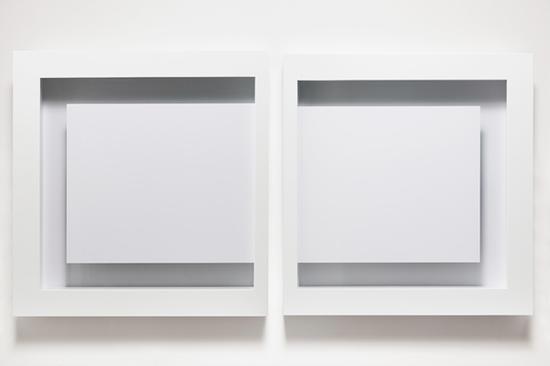 　　迟鹏 (1981)《他们》2015年 木头、彩色相纸、有机玻璃、镜子、错误 左：50×47×11cm 右：50×47×11cm