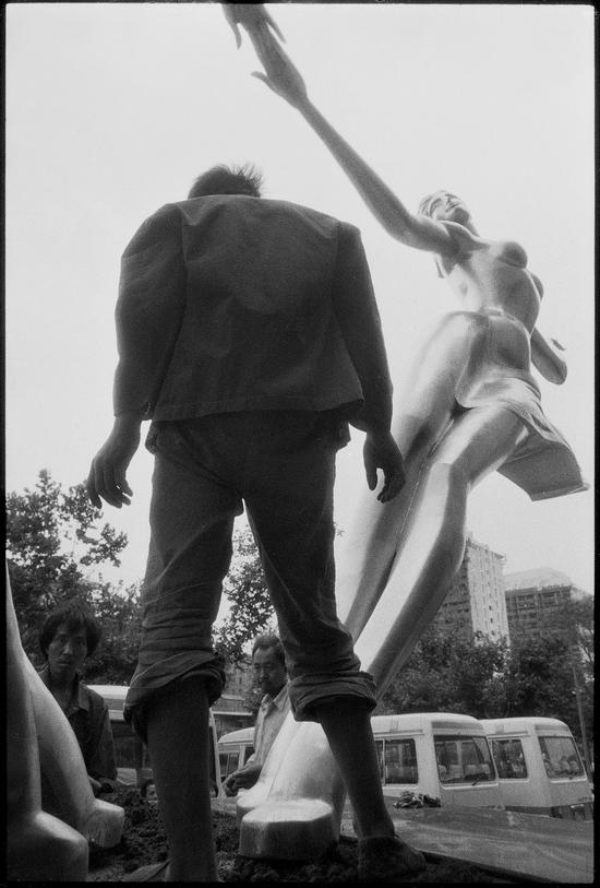 　　潘科《日蚀》宾馆前在建的雕塑      西安 1988,An uncompleted sculpture in front of a hotel,Xi'an_调整大小
