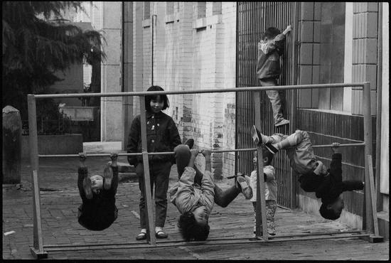 　　潘科《日蚀》利用街道自行车存车架子玩耍的孩子们 西安1988,Children Play with the Bicycle Parking Facilities on Street,Xi'an