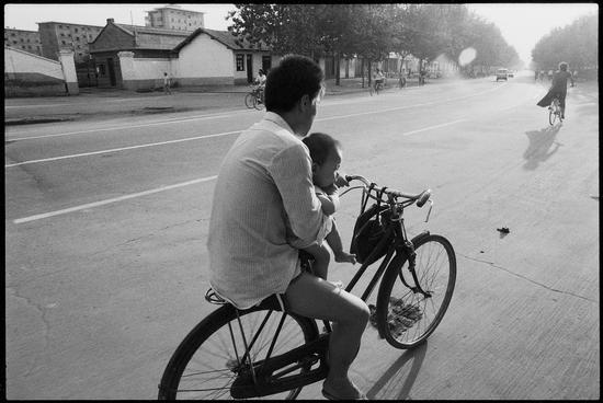 潘科《日蚀》带娃娃的男子     西安 1987,A man with a child,Xi'an_调整大小