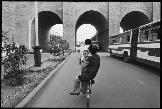 潘科《日蚀》南门内出行的一家人   西安  1986,A family inside the South Gate,Xi'an_调整大小