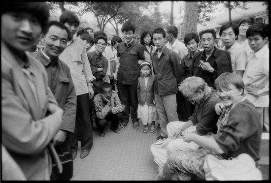 　　潘科《日蚀》民众在解放路围观外宾   西安 1985,Crowds watch foreign guests in Jiefang Road.Xi'an