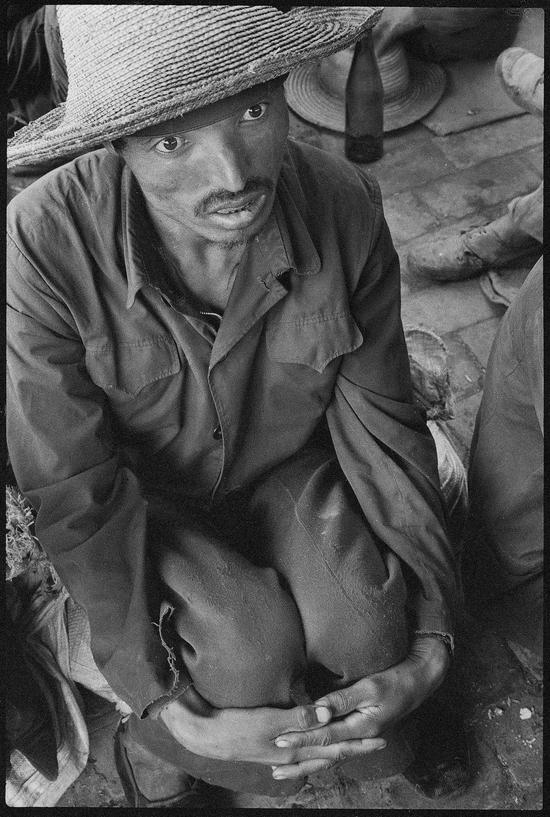 　　潘科《日蚀》抱膝等待雇主的麦客   凤翔 1990,A barley reaper holding his knees,Fengxiang_调整大小
