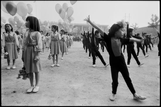 　　潘科《日蚀》小学的孩子们庆祝儿童节  西 安 1984 Pupils celebrate Children's Day.Xi'an_调整大小