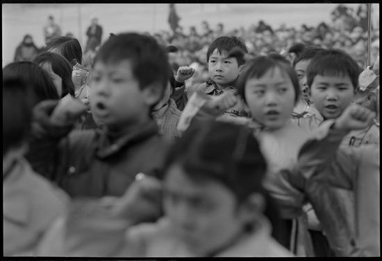 　　潘科《日蚀》加入少先队的孩子们在宣誓   西安1987,Children joint the Young Pioneers are taking the oath.Xi'an